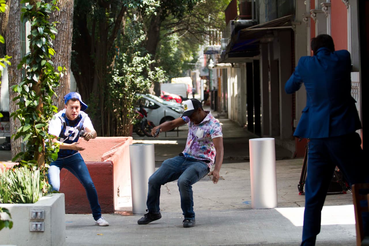 Con la ayuda de los socios de John, huyó de ser arrestada.