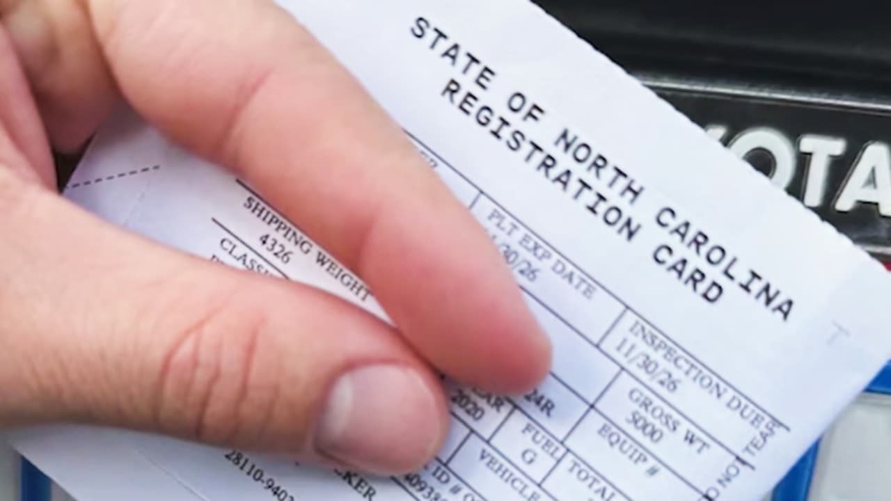 El DMV ya no emitirá calcomanías de placas y tarjetas de registro en físico: ¿qué opinan los conductores por el cambio?