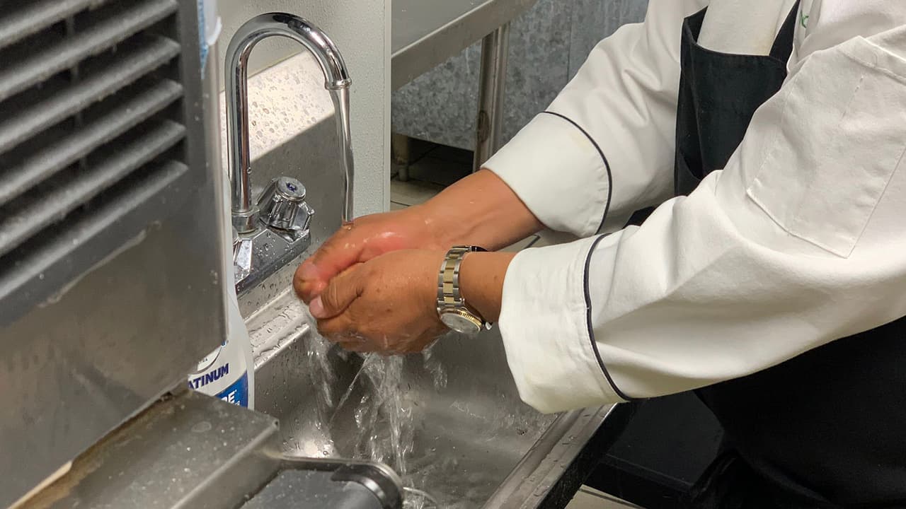 No olvides lavarte las manos por 20 segundos durante y después de tocar cualquier alimento.