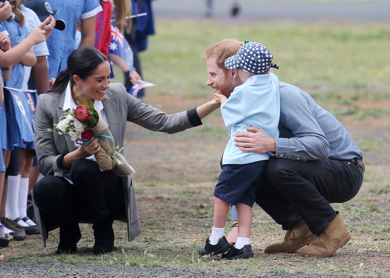 Los duques de Sussex también han tomado decisiones que afectan ciertos protocolos reales, como el que prohíbe tomarse selfies y dar autógrafos por parte de la familia real. Meghan y Harry
<b><a href="https://www.univision.com/entretenimiento/un-nino-protagoniza-la-mas-tierna-falta-al-protocolo-real-con-el-principe-harry-y-meghan-markle-video" target="_blank">lo rompieron en octubre de 2018,</a></b> durante una gira por Australia, cuando se dejaron fotografiar con un niño que también pedía un abrazo de la pareja.