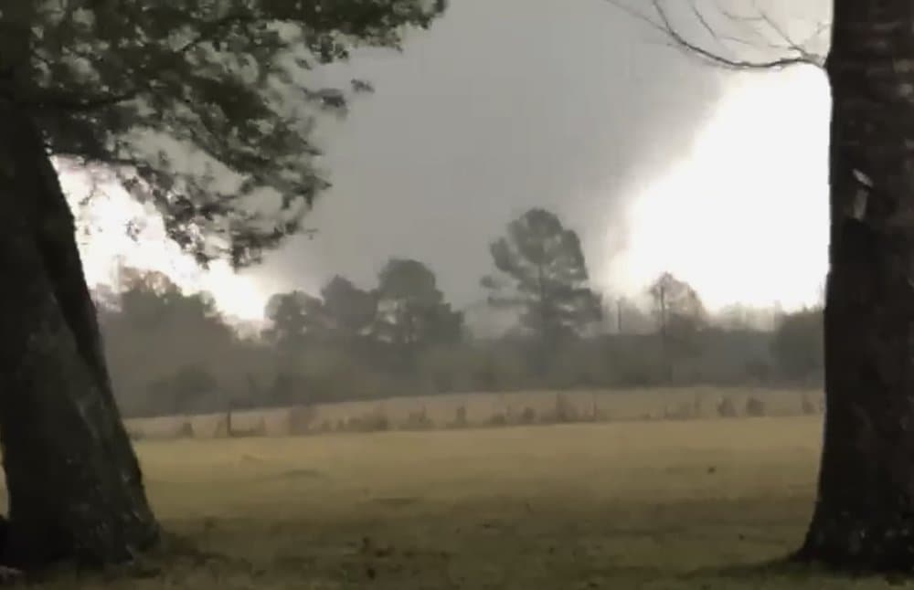 Esta foto proporcionada por Heather Welch muestra un tornado en Rosepine, La. Algunas ciudades habilitaron refugios cuando un frente frío chocó con un aire más cálido en los estados del norte de la costa del Golfo y se esperaba que las temperaturas se desplomaran. El Servicio Meteorológico Nacional dijo que la amenaza del clima severo podría durar hasta el martes. Los tornados son bastante inusuales en la época decembrina, según los registros históricos.
<br>