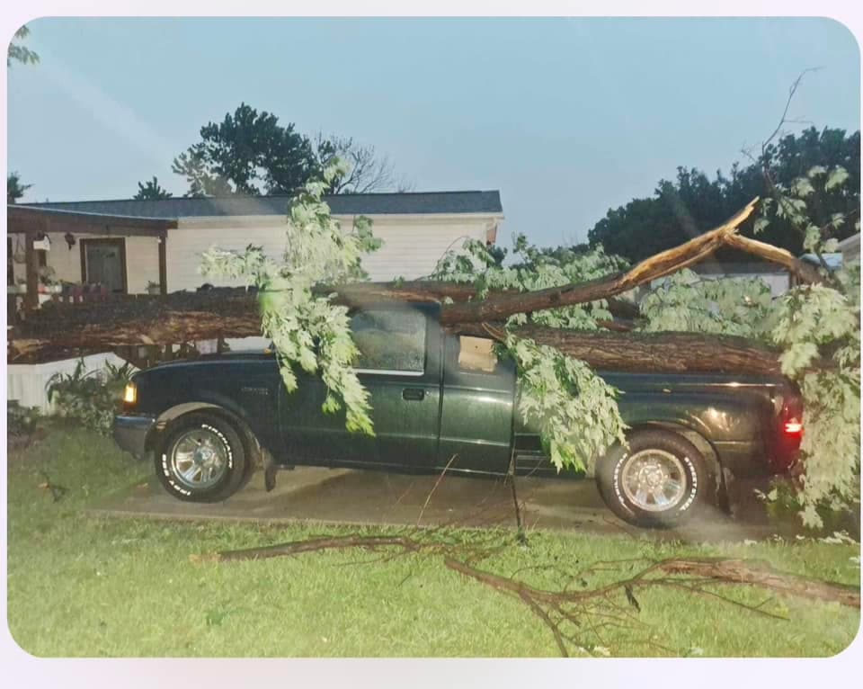 La mañana de este martes, había 
<b>más de 650,000 clientes sin electricidad según PowerOutage.us</b>; de ellos, más de la mitad estaban en el condado de Dallas. Oncor cifraba a los afectados en alrededor de 627,000 clientes.