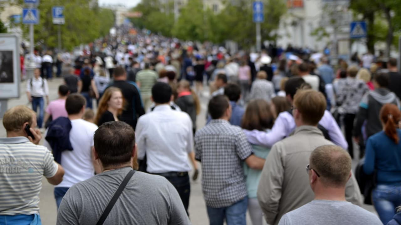 <b>Evitar multitudes.</b> Especialistas han demostrado que el riesgo de contagio por covid es mayor si hay más concentración de personas en un espacio. El riesgo es mayor si el sitio es cerrado.