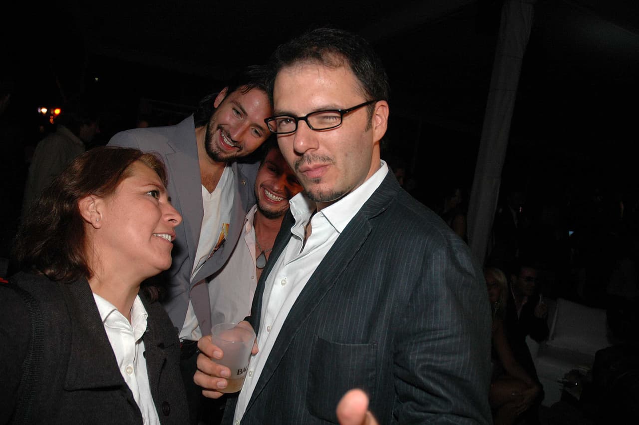 Además de ser actor es guionista y director. Estudió cine en Nueva York.