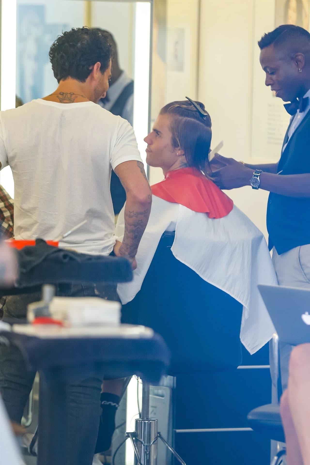 Justin, quien desde hace varios meses luce un look 'grunge', muy popular en las décadas de los años 80 y 90, decidió rebajar un poco su melena.