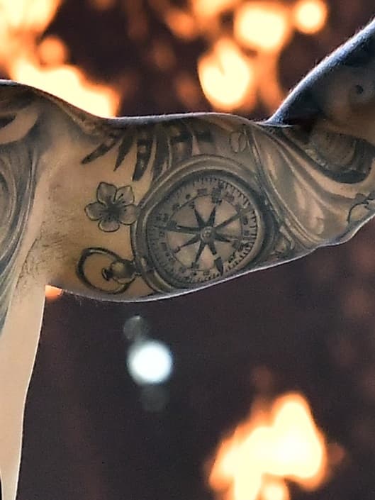 La brújula indica a Maluma que no debe perder el rumbo y que debe mantener los pies bien firmes sobre la Tierra.