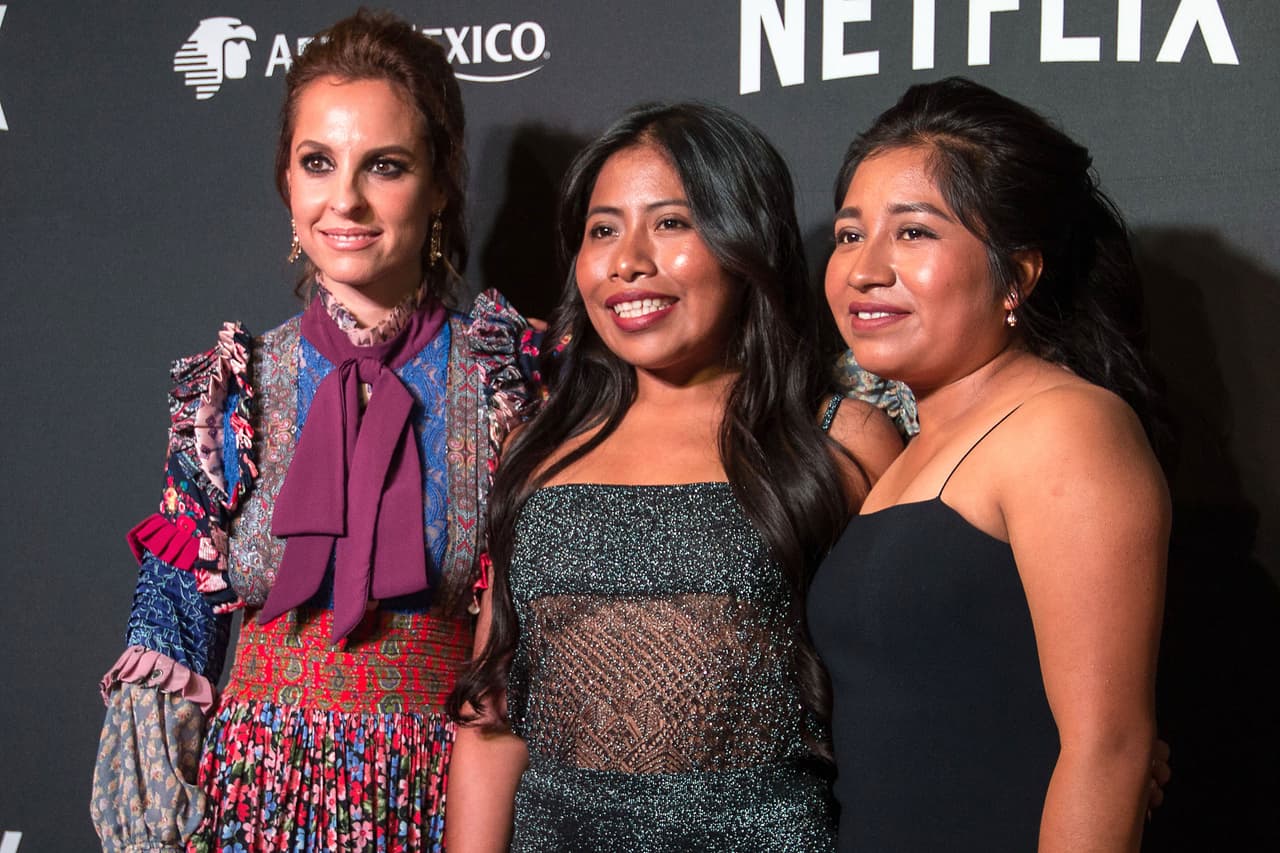 Y aunque la actuación de ambas ha sido reconocida, es Yalitza la que más ha llamado la atención por la historia que hay detrás de todo su éxito. Pues de trabajar como maestra en su natal Oaxaca, México, ahora pasea por las mejores alfombras rojas del mundo y se codea con las estrellas más experimentadas de la industria.