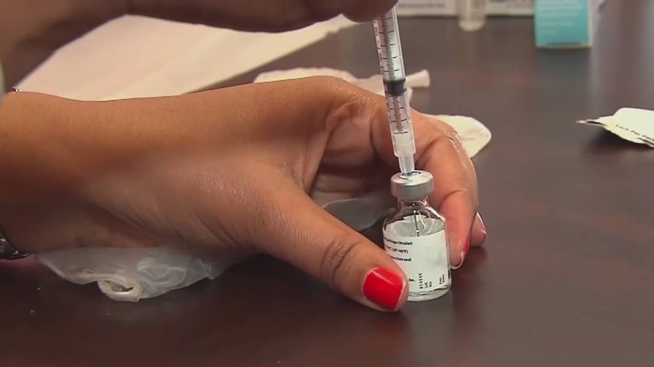 Los CDC reducen el número de vacunas recomendadas para niños: resumen de las noticias del día