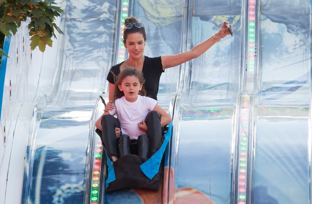 <b>Alessandra Ambrosio</b> es la mejor cómplice de su hija 
<b>Anja Louise</b> a la hora de vivir nuevas aventuras.