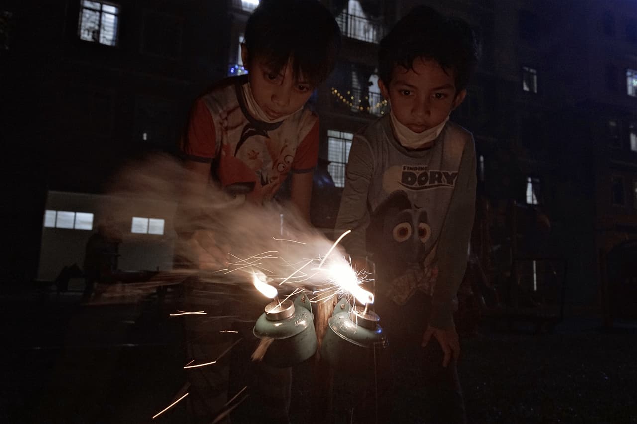 “Las llamadas a la policía de Aurora por juegos pirotécnicos han aumentado 170 por ciento en el último mes, dice Irvin. “Las quejas a nuestro centro de atención han crecido 50 por ciento…”, añade el alcade.