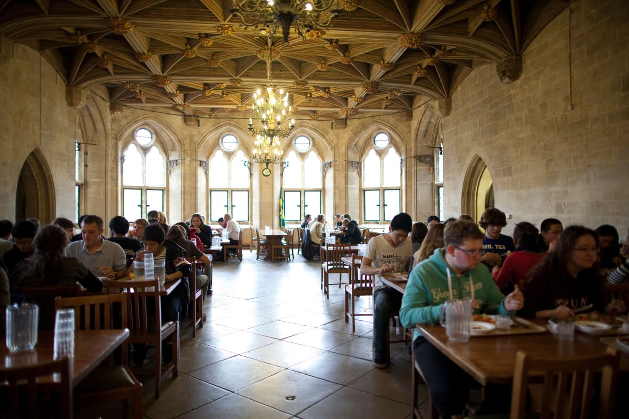 La publicación agrega que los alumnos están repartidos en ocho residencias, que tienen una capacidad de 48 estudiantes aproximadamente; en cada habitación se hospedan cuatro alumnos del mismo año y diferente nacionalidad. Señala que los pasillos masculinos y femeninos están separados.