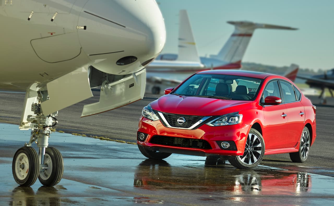 <b>6. Nissan Sentra</b>: En 2016 el público estadounidense adquirió 214,709 unidades del sedán compacto de Nissan, convirtiéndolo en el sexto auto producido total o parcialmente en México más popular en Estados Unidos. Todas las unidades de este modelo son construidas en la planta de ensamblaje de Nissan en Aguascalientes.