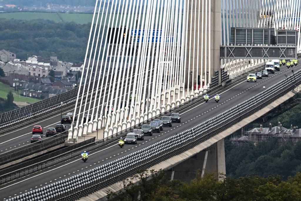 El cortejo fúnebre atraviesa el puente de Queensferry Crossing a las afueras de Edimburgo, Escocia.