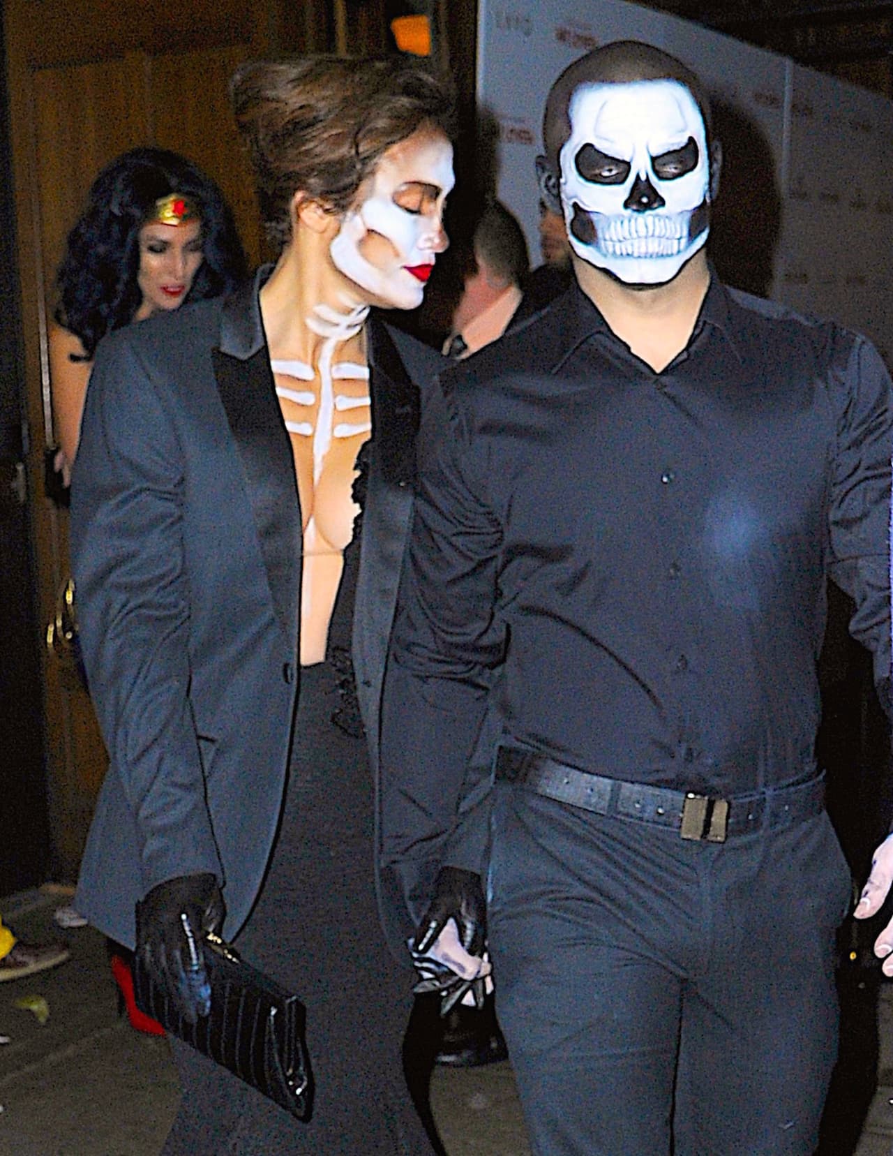 Con 'Casper' Smart, Jennifer López se animó a disfrazarse y asistió a 
<b><a href="https://www.univision.com/estilo-de-vida/halloween/heidi-klum-la-reina-de-halloween-fotos">la popular fiesta de Halloween que hace la modelo Heidi Klum </a></b>en Nueva York. Con A-Rod, todavía no se le ha visto en el evento.