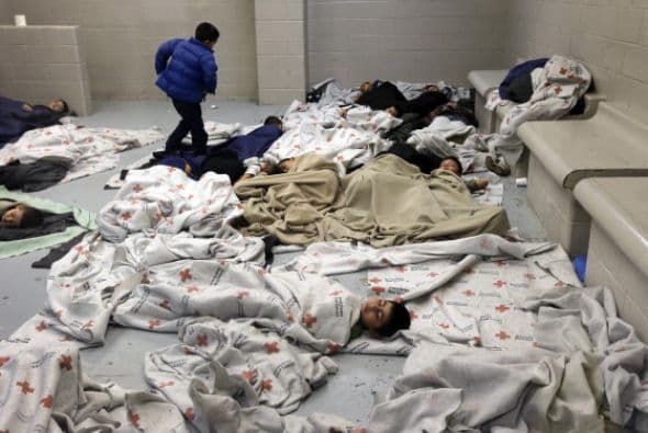 Cientos de personas en un pequeño espacio.