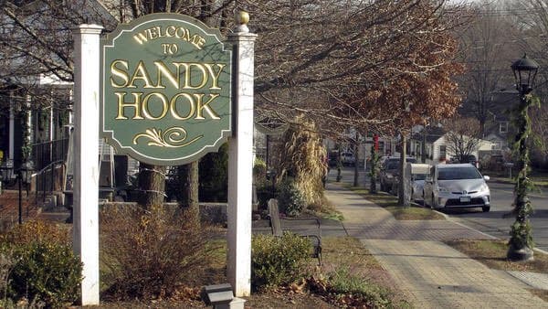 La escuela primaria Sandy Hook es evacuada por amenaza de bomba en el sexto aniversario de la masacre
