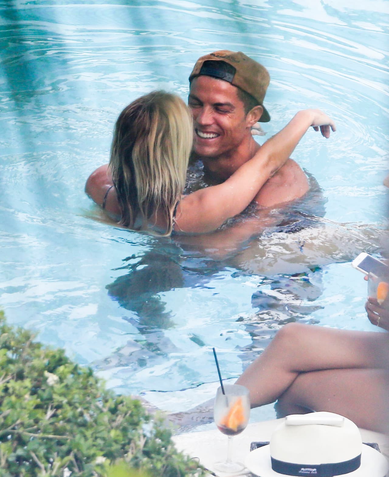 Pero esta vez se le ve muy relajado y feliz.