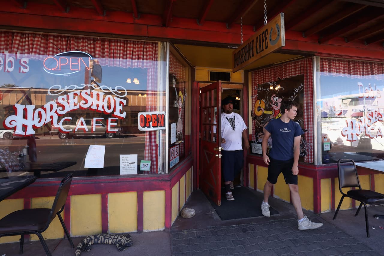 Thompson y otros dueños de negocios en Wickenburg, una ciudad de 6,300 personas a unos 65 millas (105 kilómetros) al oeste de Phoenix, decidieron reabrir desafiando la orden de Ducey. Quienes lo ignoren podrían enfrentar multas.