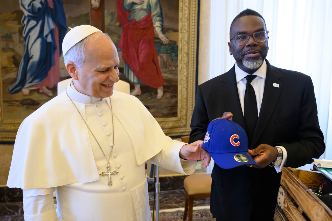 El alcalde, fanático de los Cubs, dijo que las conversaciones deportivas fueron igual de apasionadas que los diálogos sobre justicia social e inmigración. El papa León XIV es conocido por ser seguidor de los White Sox.