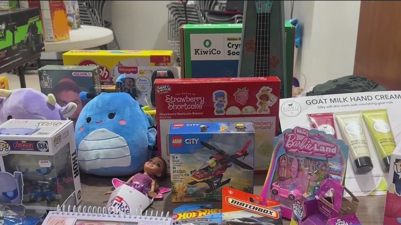 Organizaciones recolectan juguetes para niños hispanos en Navidad en el condado Orange