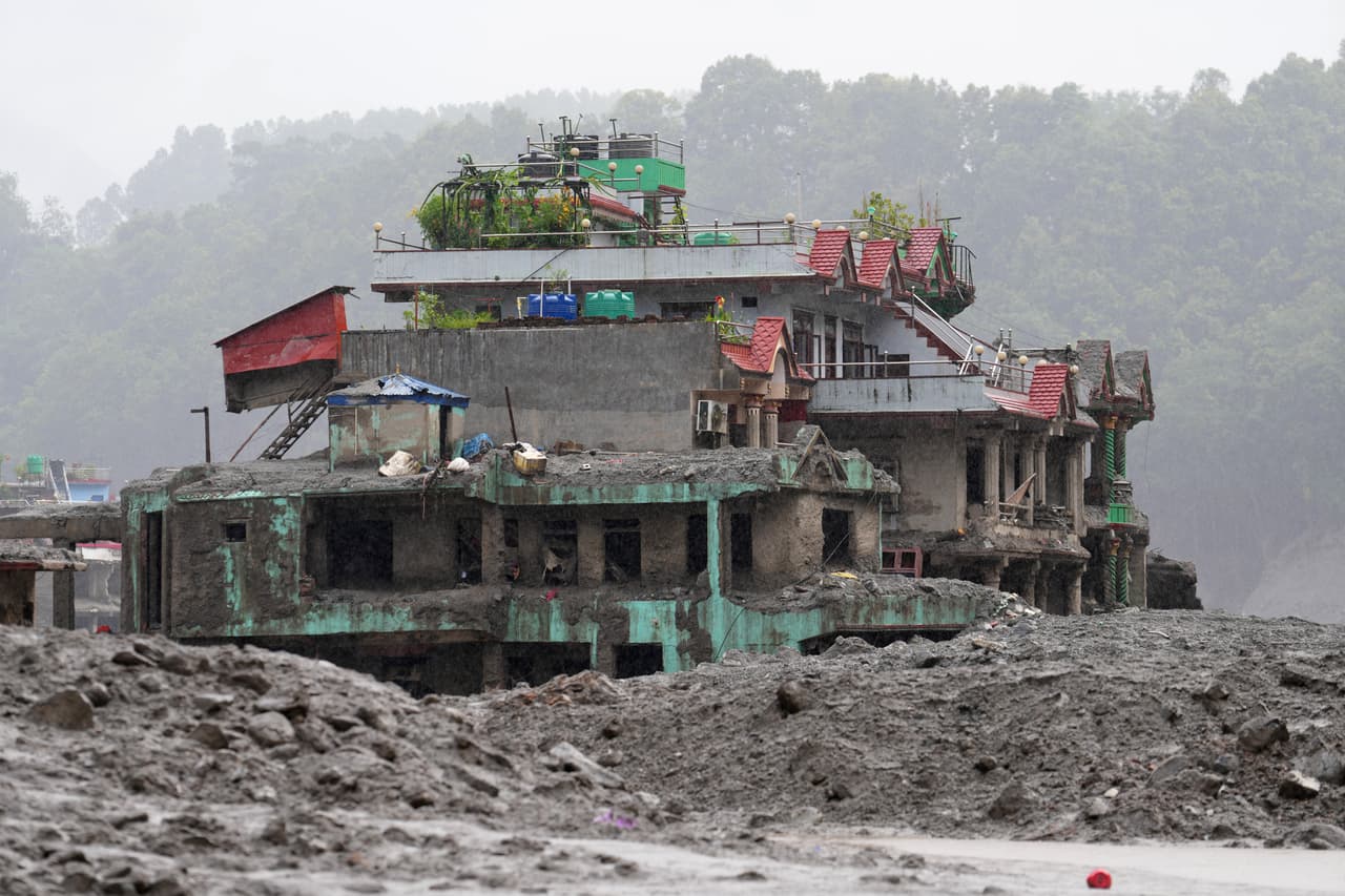Una casa dañada permanece en pie entre los escombros de las inundaciones repentinas en el distrito de Nuwakot, Nepal, el sábado 29 de agosto de 2026.