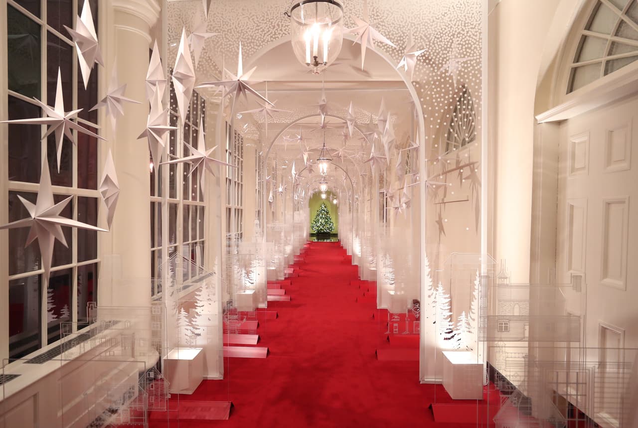 En la columnata este de la Casa Blanca el color que domina es blanco, muy diferente a los árboles rojos que el año pasado generaron
<a href="https://www.univision.com/noticias/trending/tesoros-estadounidenses-el-tema-de-la-decoracion-navidena-disenada-por-melania-trump-para-la-casa-blanca-fotos">una serie de críticas</a>. Estrellas gigantes tridimensionales cuelgan del techo, y el único rojo es el piso alfombrado.