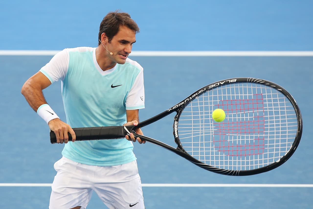 Como Roger Federer es de los más grandes del tenis, en el Pat Rafter Arena Spectacular en Brisbane pensaron que sería buena idea darle una raqueta a su medida. Curioso momento de exhibición.