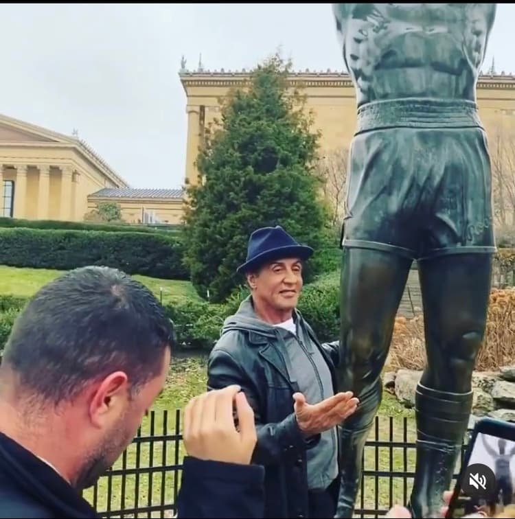 Esta no es la primera vez que el actor sorprende a fans en la estatua que representa un atractivo turístico en la ciudad.