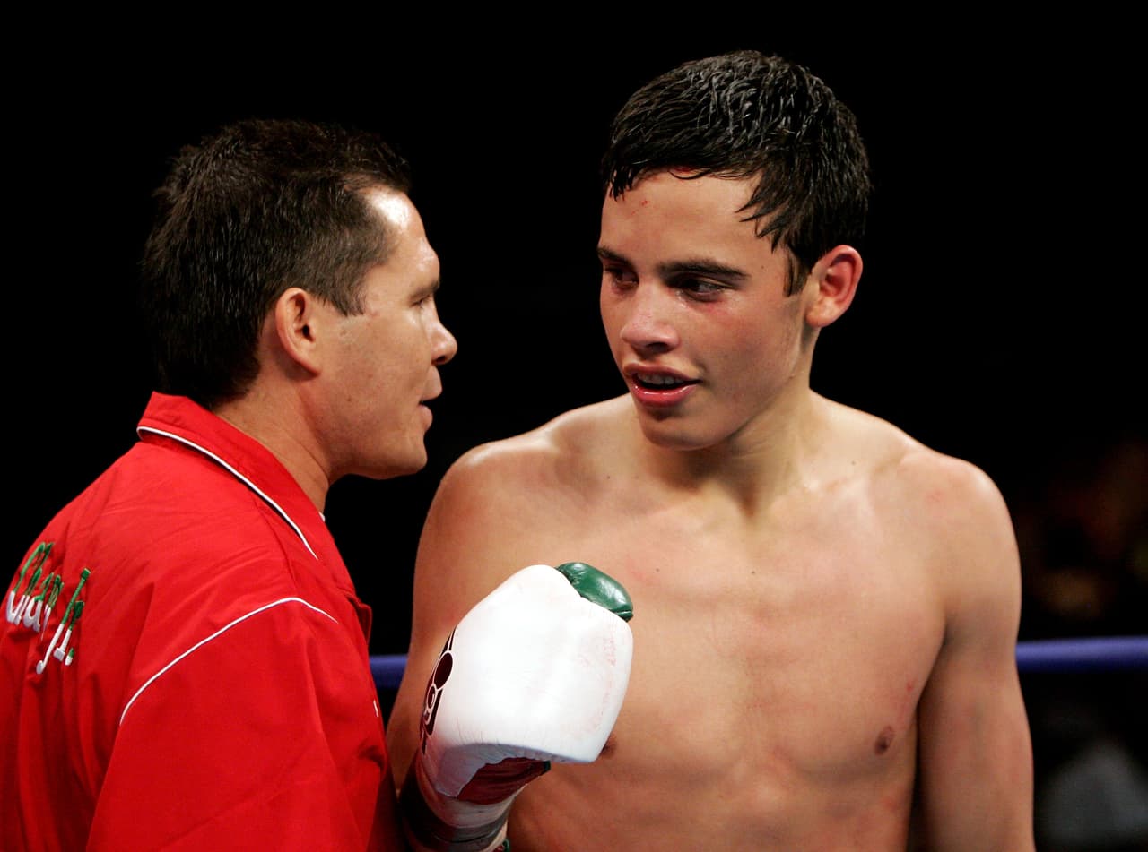 Debutó profesionalmente en el 18 de diciembre de 2004 enfrentando a Eliseo Urias en la Universidad Autónoma de Culiacán, tenía 18 años.Sin embargo se dio a conocer desde pequeño ya que acompañaba a su padre en las peleas que realizaba.