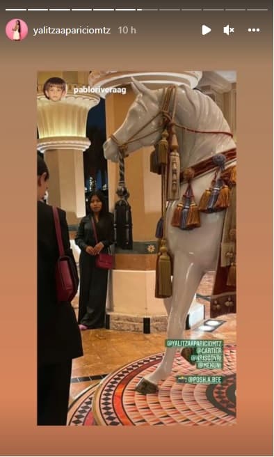 La que fue maestra de preescolar antes de que se ganara el reconocimiento del público está disfrutando al máximo el destino luciendo increíbles 'outfits'.