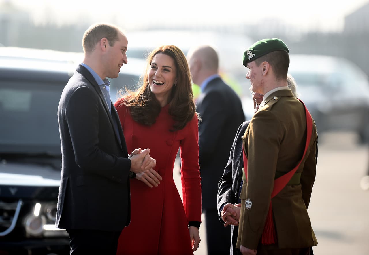 En 2012, el príncipe William y Kate Middleton demandaron al semanario francés Closer por publicar 
<b><a href="https://www.univision.com/entretenimiento/william-y-kate-pidieron-como-reyes-pero-la-compensacion-por-las-fotos-topless-no-llegara-a-tanto">una foto topless de la duquesa de Cambridge</a></b>.
