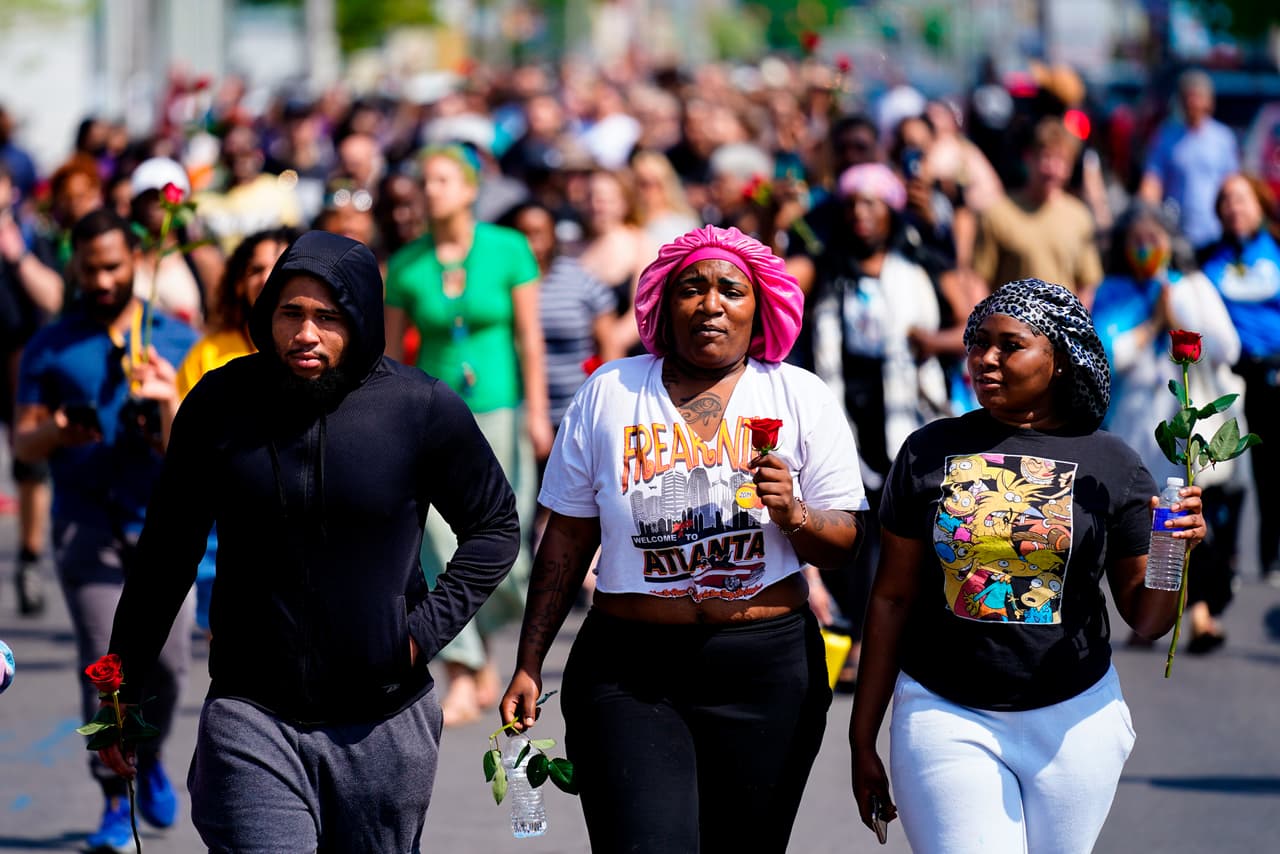 En su texto, el atacante 
<b>elogió el nacionalismo y criticó a los progresistas porque, según él, solo han tenido éxito "enseñando a los niños blancos a odiarse a sí mismos".</b> También culpó a los europeos por permitirle a las minorías que los "reemplacen étnicamente". Además condenó la diversidad de la población estadounidense. De acuerdo con sus palabras, las personas negras deberían "irse mientras puedan".