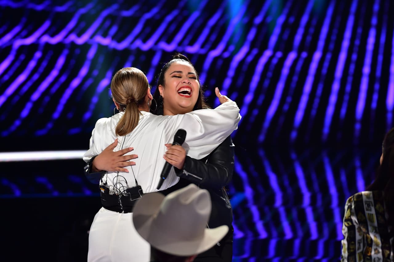 No conformes con eso, los tres subieron al escenario a felicitarla personalmente. Primero fue Olga Tañón.