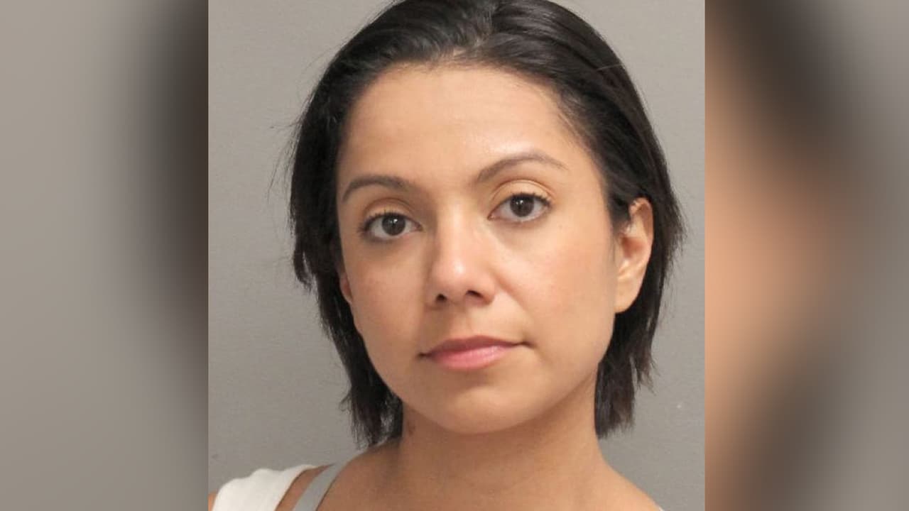 Monica May Garibay. Enfrenta cargos por DUI y por llevar a un menor de 15 años en el vehículo.