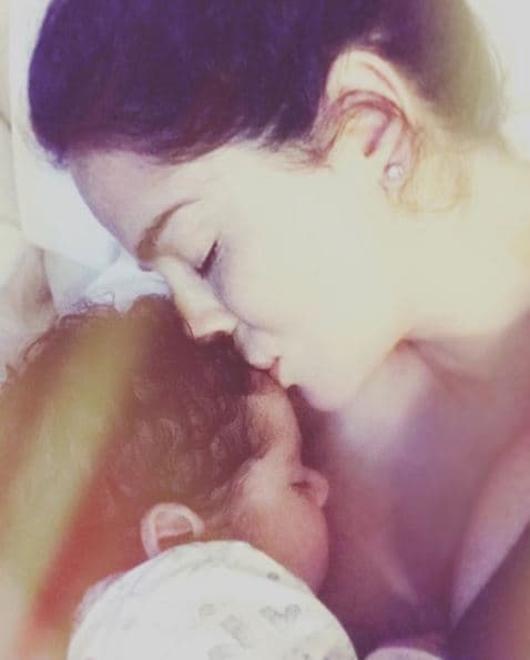 A pesar de su hermetismo, Danna ha compartido una serie de tiernas fotografías en Instagram al lado de su bebé.