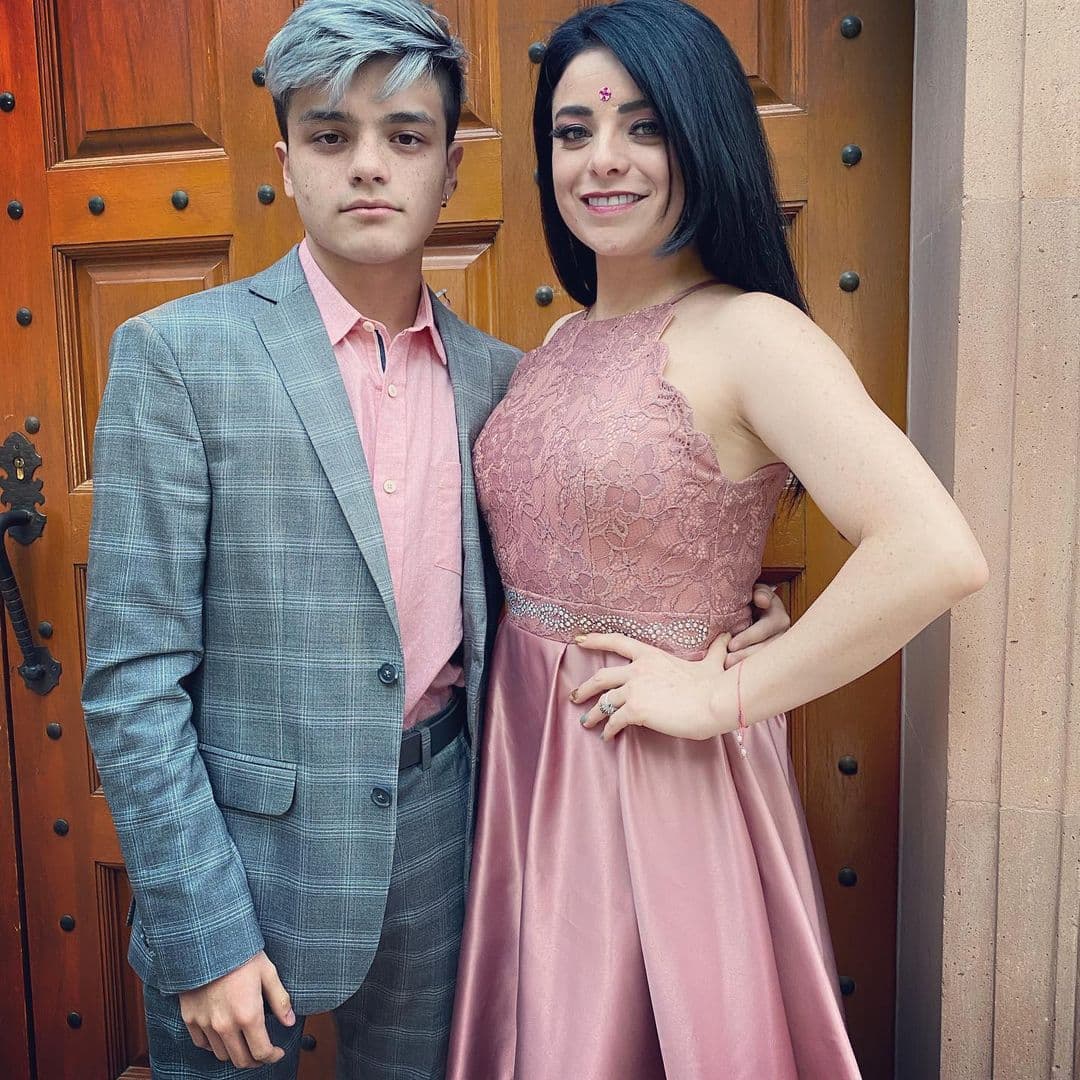 Omar, quien ya es un adulto, se siente 
<a href="https://www.univision.com/famosos/violeta-isfel-hijo-omar-desea-quitarse-apellido-paterno-fotos" target="_blank">orgulloso de su madre</a> y de todo lo que ha logrado en su carrera.