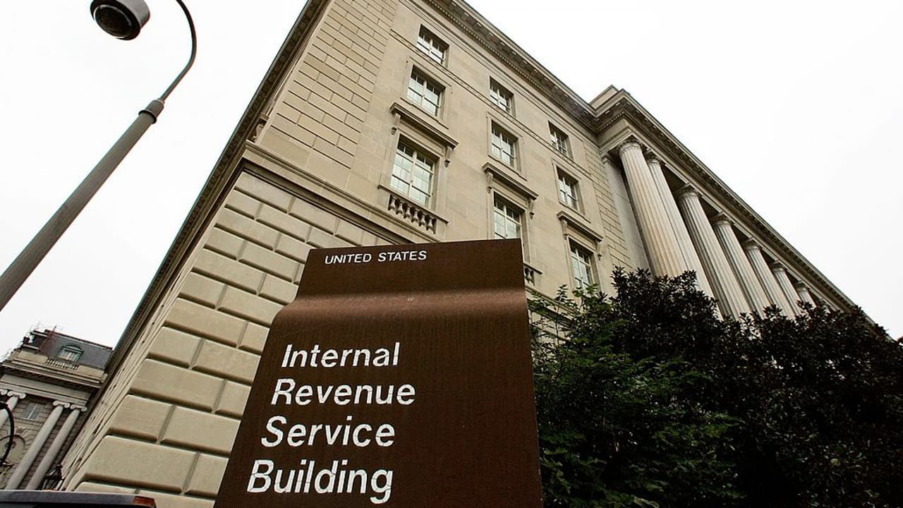 Si fuiste beneficiario del crédito tributario por hijo o del tercer cheque de estímulo económico, puedes estar recibiendo en tu buzón una o dos cartas del Servicio de Rentas Internas (IRS). La portavoz Irma Treviño explica que estas cartas contienen información importante para los contribuyentes, que deberá ser presentada al profesional de impuestos para poder conciliar los pagos recibidos en 2021.