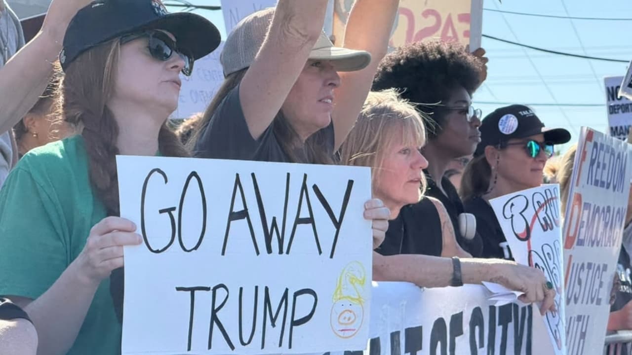 Fernando, uno de los organizadores de la protesta, dijo que buscaban enviar un mensaje a Trump sobre las preocupaciones de parte de la comunidad de San Antonio.
<br>
<br>Entre los reclamos mencionó el aumento de los precios y las redadas migratorias que separan familias.
<br>
<br>“Esperamos que nuestras voces sean oídas, que Donald Trump note todo lo que está sufriendo la gente en San Antonio.
<br>
<br>“Estamos mandando un mensaje que aquí no estamos feliz con lo que está haciendo”, dijo.