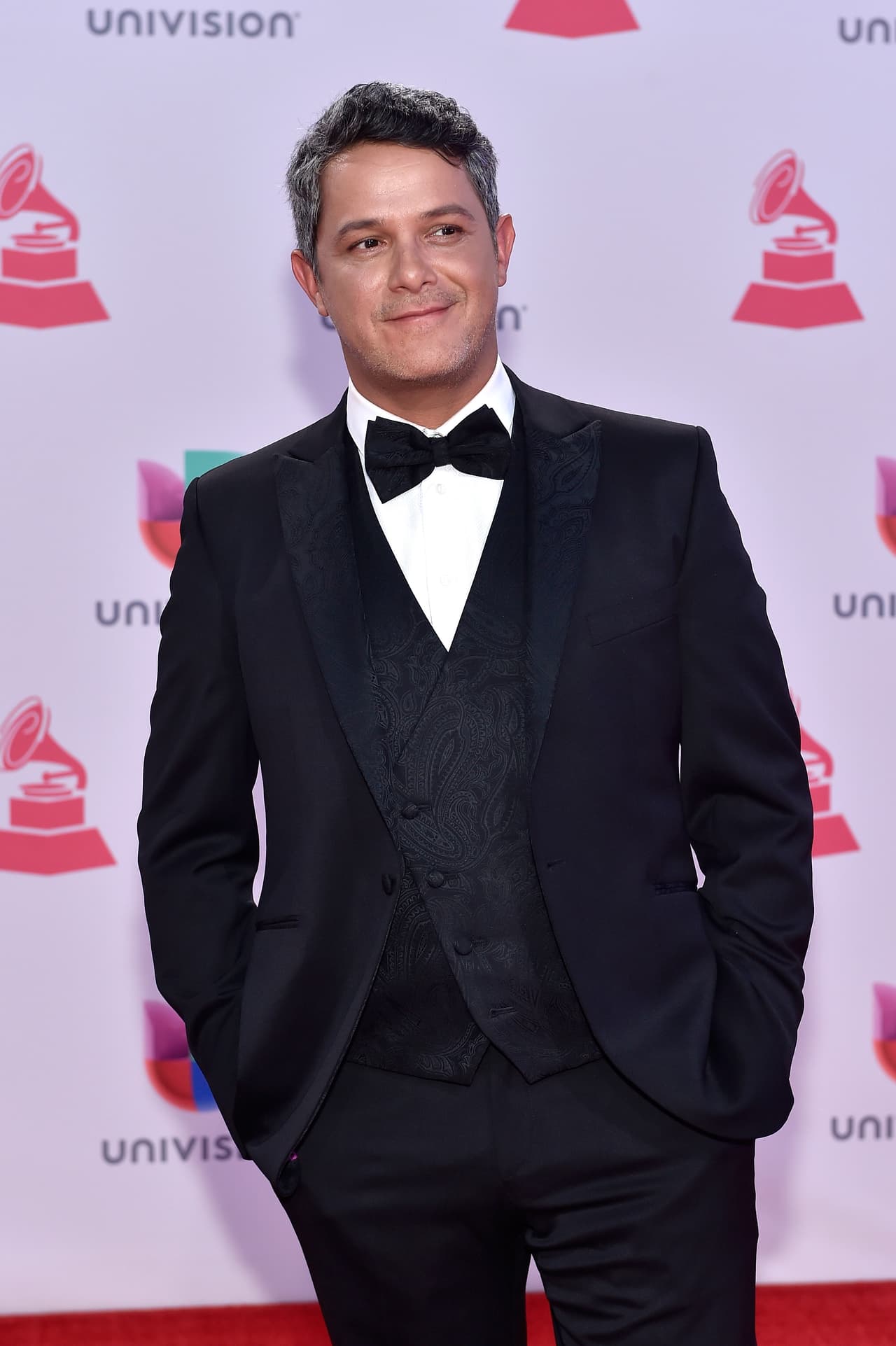 Alejandro Sanz optó por un look en color azul marino al cual le dio un toque más formal con un chaleco estampado, saco y corbata con moño.