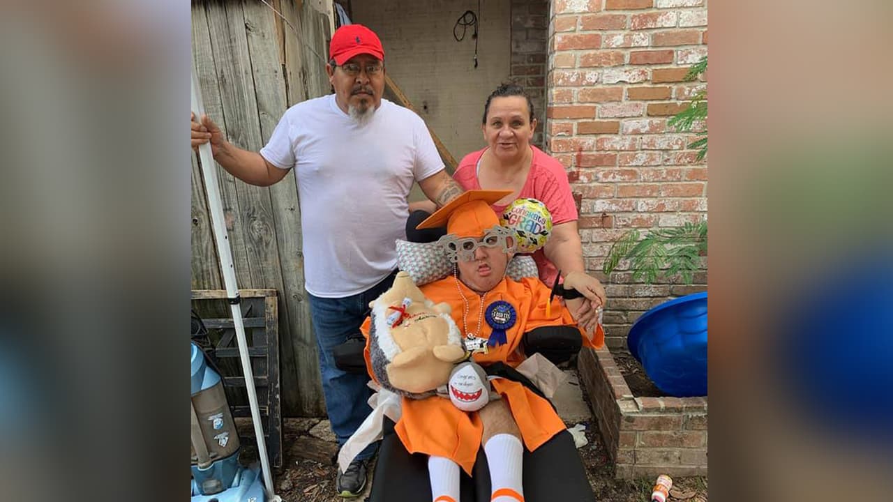 Óscar enfrenta también problemas de 
<a href="https://www.univision.com/local/houston-kxln/la-epilepsia-sus-causas-sintomas-y-tratamientos-video">epilepsia</a>. Martínez asegura que el menor está bajo supervisión la mayor parte del día, tanto en casa como en la escuela.