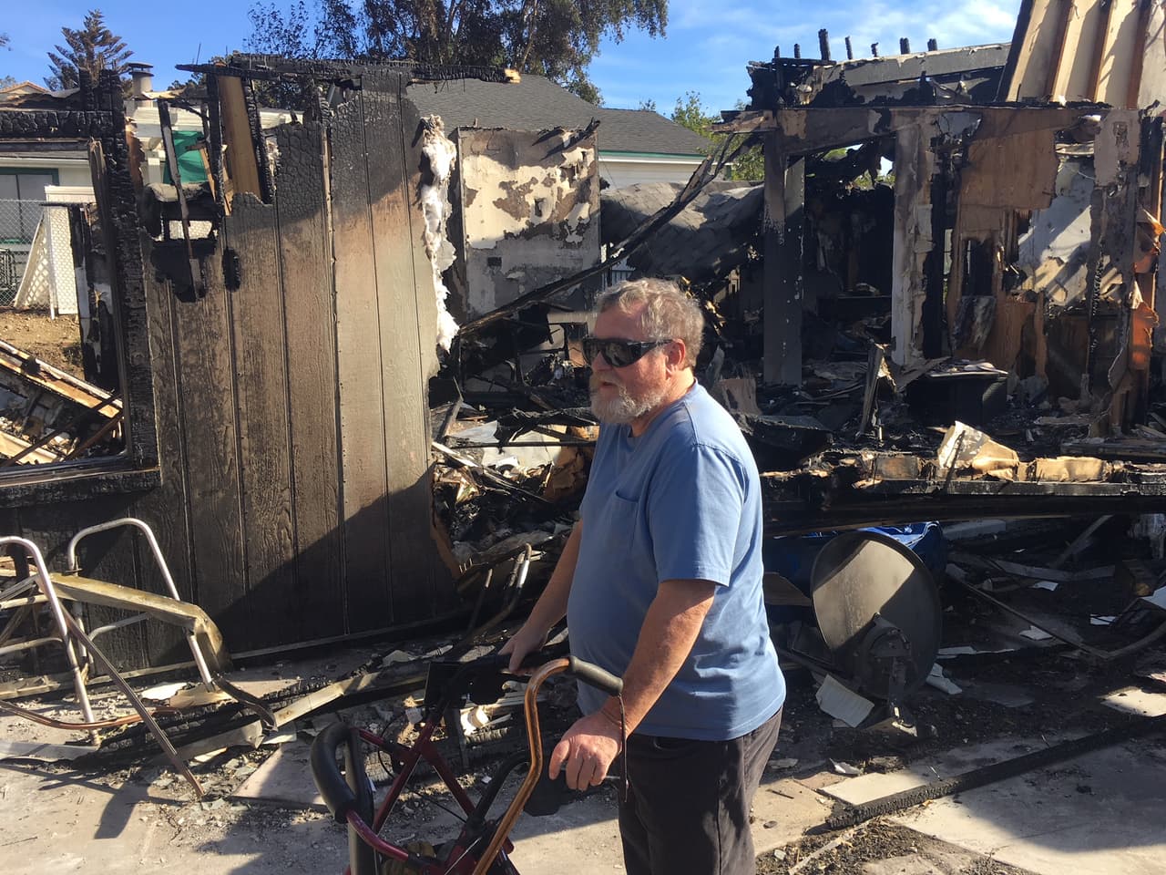 El regreso de un hombre enfermo a su casa destruida por las llamas en California: "Perdí todo"