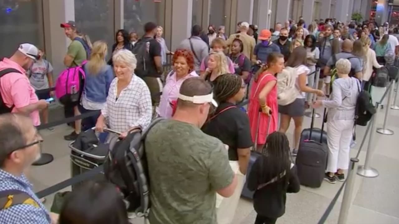 "Llegue al menos 2 horas antes de su vuelo": largas filas en el Aeropuerto RDU por el feriado de 'Labor Day'