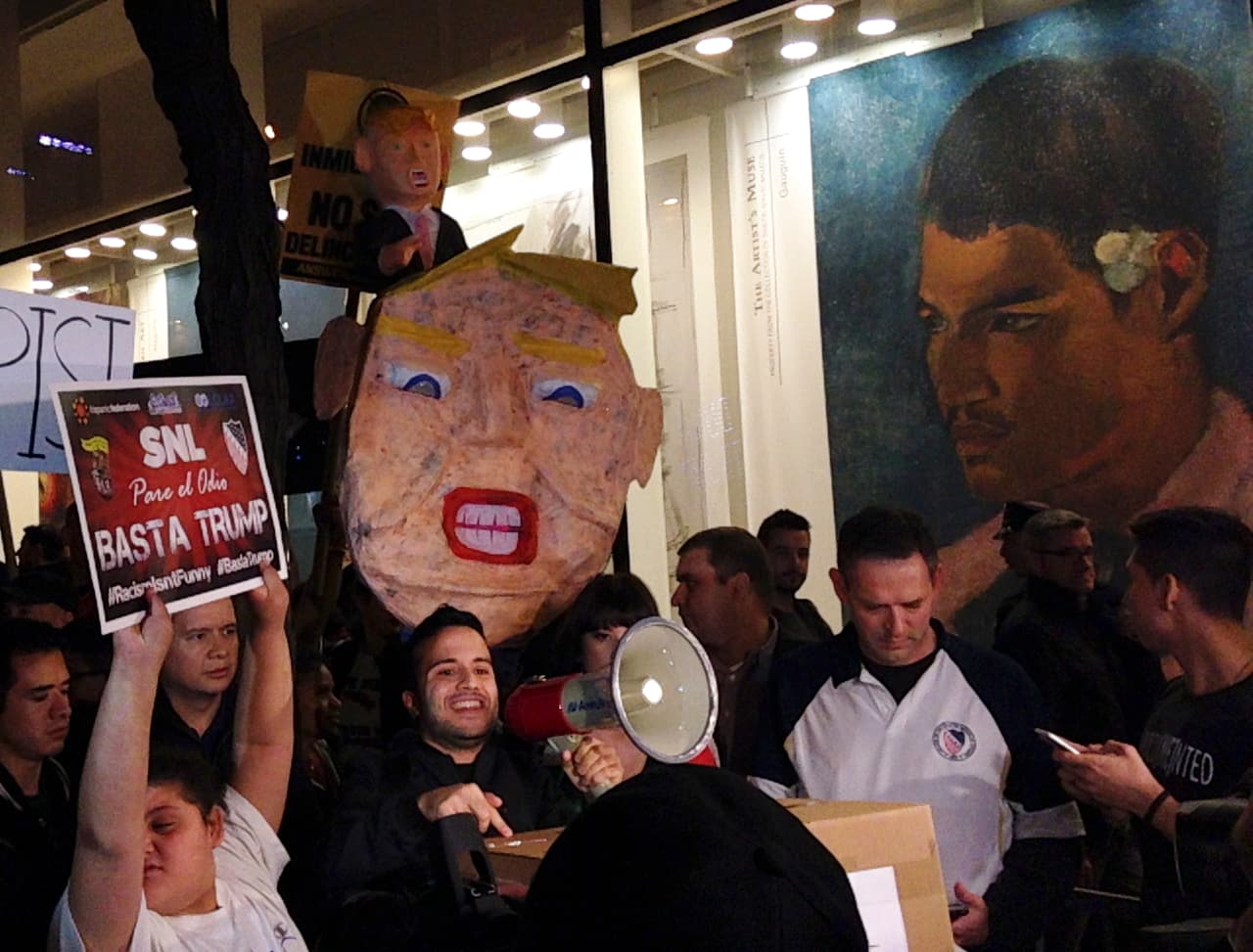Una piñata de Donald Trump de gran tamaño es exhibida durante la caminata.