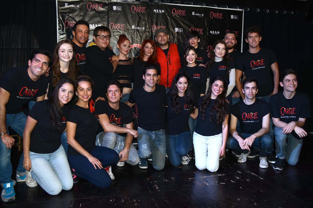 Sin embargo, a cada oportunidad, formaba parte de producciones mexicanas. En febrero de 2016 actuó al lado de Daniela Luján en la obra 'Carrie, el musical'. Dio su primer paso en el teatro cuatro años antes, en 2012, cuando participó en 'La bella durmiente, el musical'. Ese mismo año protagonizó 'Aladino y la lámpara maravillosa', al año siguiente (2013) actuó en 'Vaselina', en la que conoció a Minnie West.