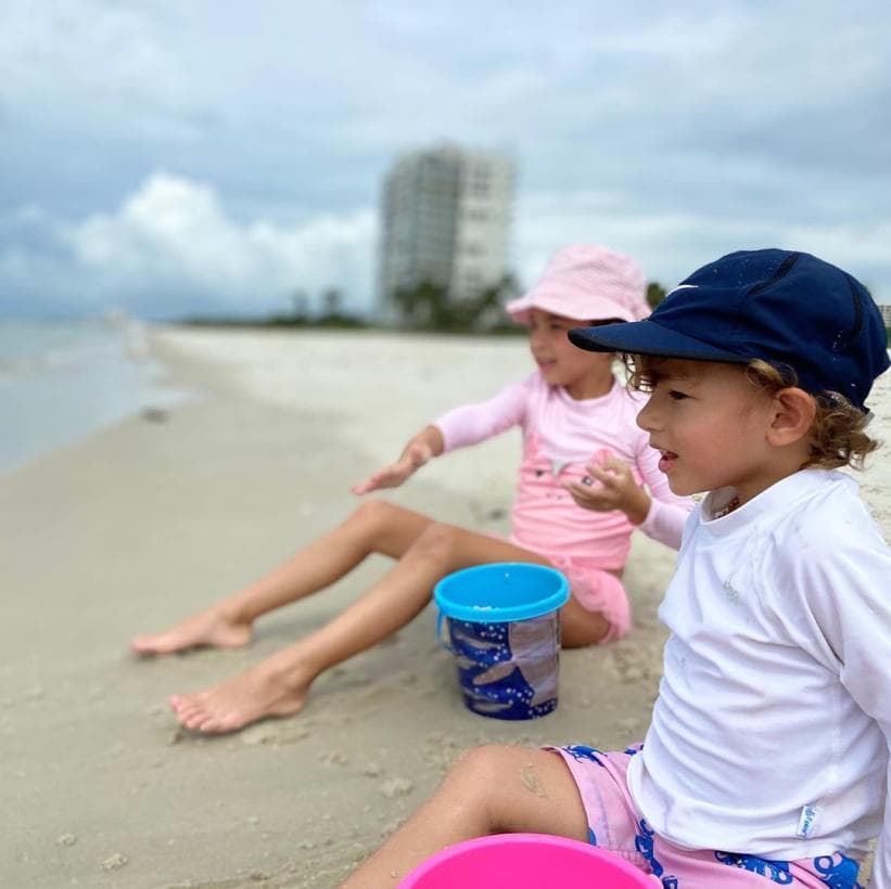 Su hermanita Michelle, de 5 años, es su compañera de aventuras. Mira cómo se divirtieron hace unos meses en una escapada a la playa.
