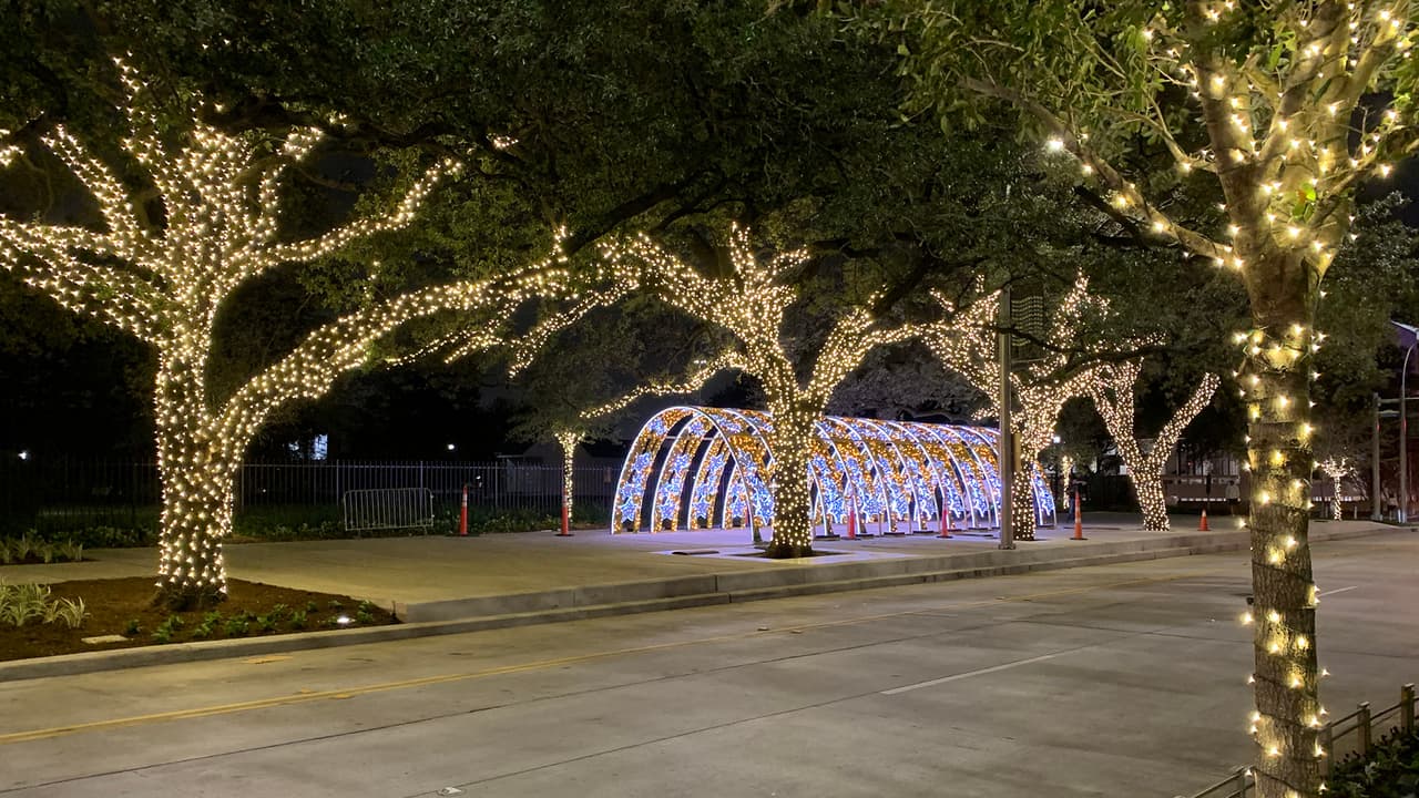 Las luces se encienden al atardecer para que los visitantes puedan disfrutar del espectáculo.
