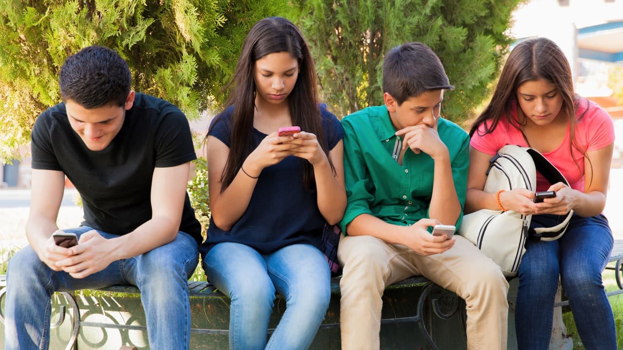 Texas prohíbe el uso de celulares en escuelas: guía para padres sobre la nueva ley y lo que cambia