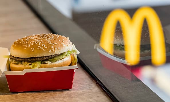 ¿Comes hamburguesas? De 25 cadenas de comida rápida, solo dos sirven carne sin exceso de antibióticos