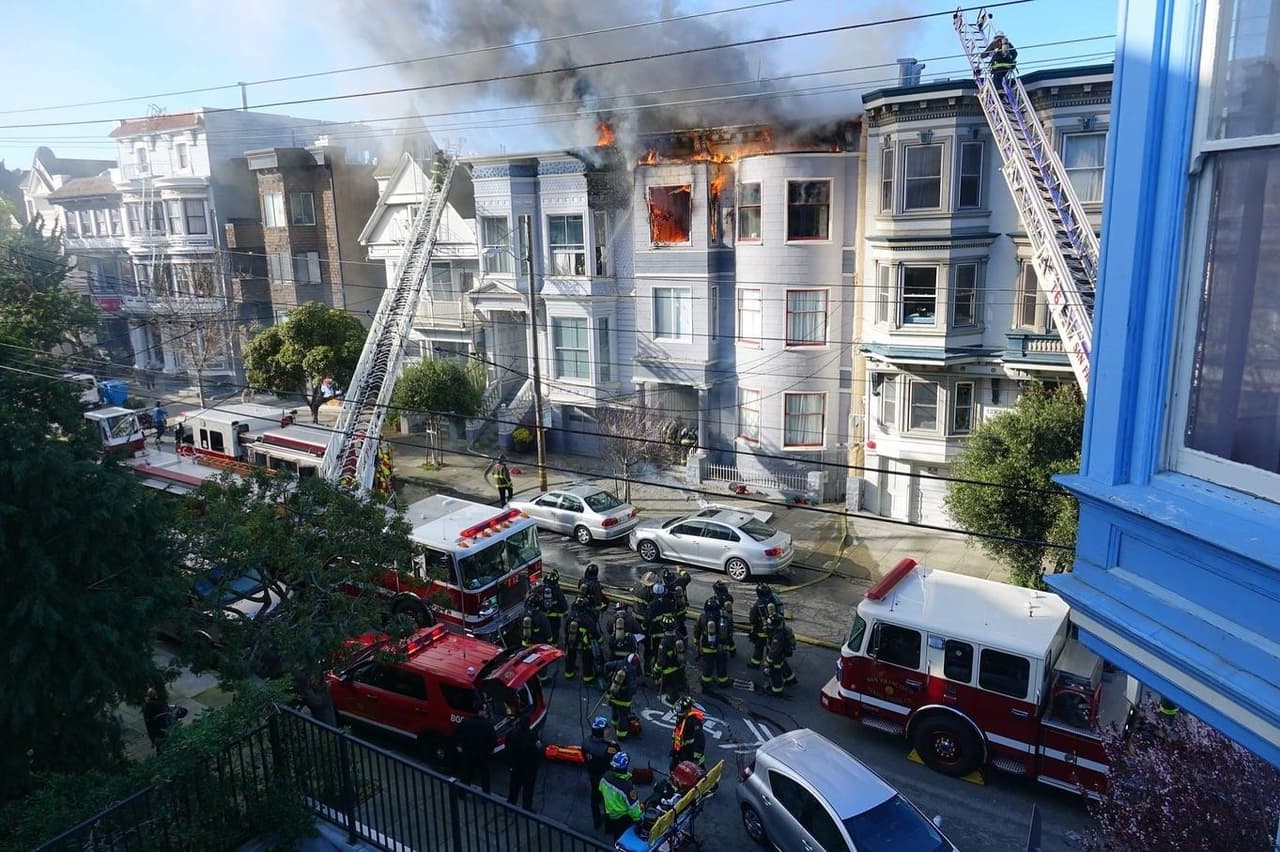 Las voraces llamas dañaron un edificio de tres pisos cercano al parque Golden Gate.
<br>