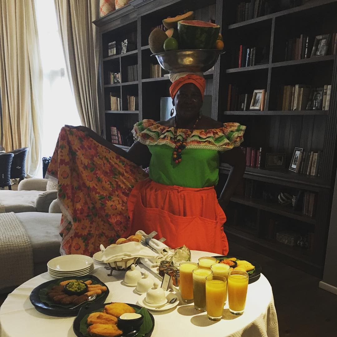 Pero también está gozando de los manjares de su tierra.